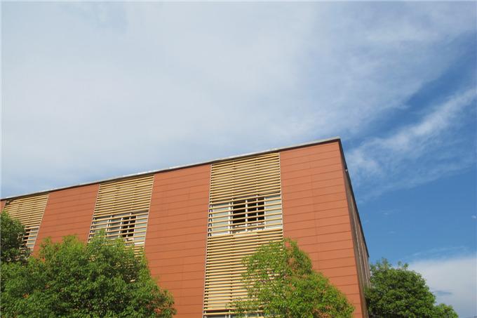La pared de la terracota de la fachada de Rainscreen teja los paneles de cerámica beige con resistencia ULTRAVIOLETA